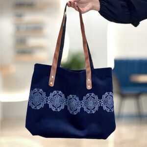 توت بگ مخمل سورمه ای با بند چرمی و چاپ دستی